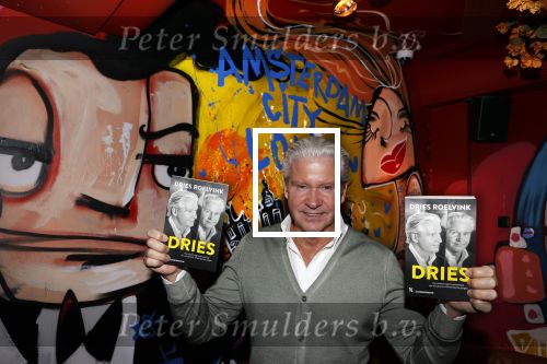 Amsterdam 13 november 2021
Dries Roelvink met zijn boek bij the Harbour Club Amsterdam zuid