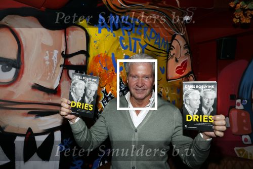 Amsterdam 13 november 2021
Dries Roelvink met zijn boek bij the Harbour Club Amsterdam zuid