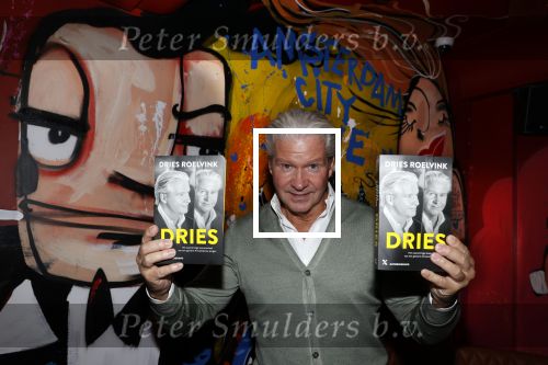 Amsterdam 13 november 2021
Dries Roelvink met zijn boek bij the Harbour Club Amsterdam zuid