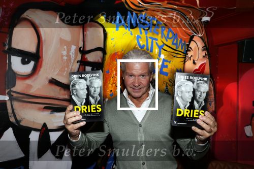 Amsterdam 13 november 2021
Dries Roelvink met zijn boek bij the Harbour Club Amsterdam zuid