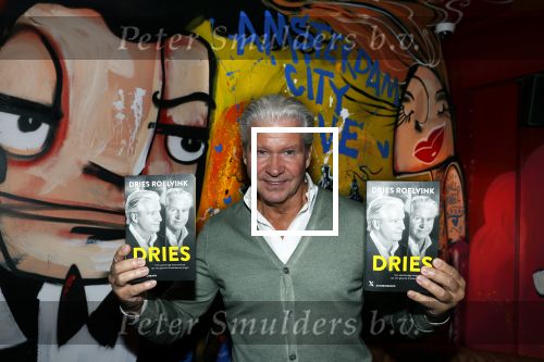 Amsterdam 13 november 2021
Dries Roelvink met zijn boek bij the Harbour Club Amsterdam zuid