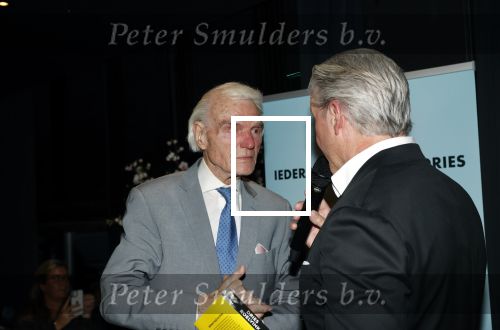 Amsterdam 15 november 2021
Boekpresentatie van Dries Roelvink bij restaurant La Brochette. Dries en zijn grootste fan Gunther