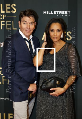 Amsterdam 1 november 2021
Premiere alles op tafel in het deLamar theater.
Dyantha Brooks kwam met collega Bart Ettekoven