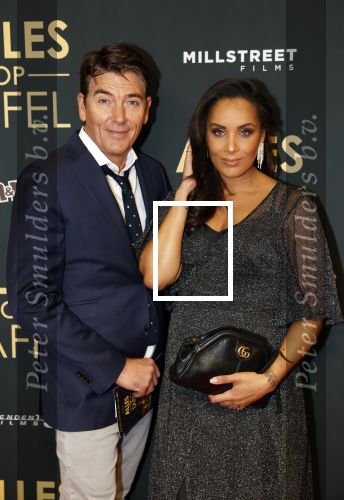Amsterdam 1 november 2021
Premiere alles op tafel in het deLamar theater.
Dyantha Brooks kwam met collega Bart Ettekoven