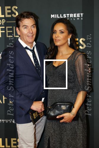Amsterdam 1 november 2021
Premiere alles op tafel in het deLamar theater.
Dyantha Brooks kwam met collega Bart Ettekoven