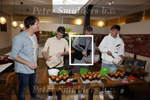 Hilversum 20 oktober 2021
Boek presentatie Irma Knol met haar zoons Milan Knol Enzo Knol en Sjen Knol . Rutger v d Broek helpt de jongens met koken