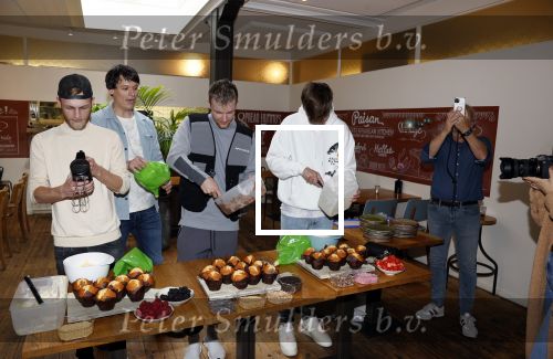 Hilversum 20 oktober 2021
Boek presentatie Irma Knol met haar zoons Milan Knol Enzo Knol en Sjen Knol . Rutger v d Broek helpt de jongens met koken