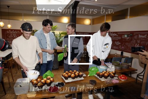 Hilversum 20 oktober 2021
Boek presentatie Irma Knol met haar zoons Milan Knol Enzo Knol en Sjen Knol . Rutger v d Broek helpt de jongens met koken