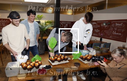 Hilversum 20 oktober 2021
Boek presentatie Irma Knol met haar zoons Milan Knol Enzo Knol en Sjen Knol . Rutger v d Broek helpt de jongens met koken