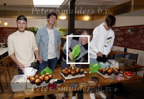 Hilversum 20 oktober 2021
Boek presentatie Irma Knol met haar zoons Milan Knol Enzo Knol en Sjen Knol . Rutger v d Broek helpt de jongens met koken
