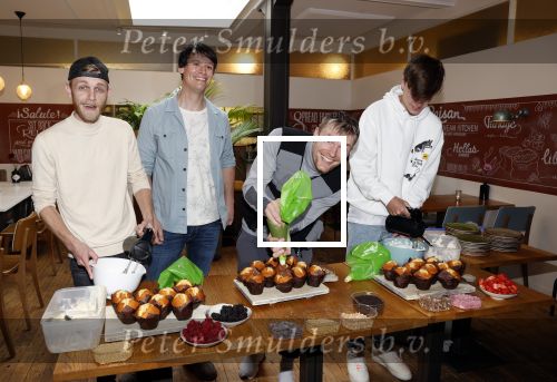 Hilversum 20 oktober 2021
Boek presentatie Irma Knol met haar zoons Milan Knol Enzo Knol en Sjen Knol . Rutger v d Broek helpt de jongens met koken