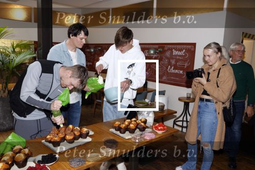 Hilversum 20 oktober 2021
Boek presentatie Irma Knol met haar zoons Milan Knol Enzo Knol en Sjen Knol . Rutger v d Broek helpt de jongens met koken