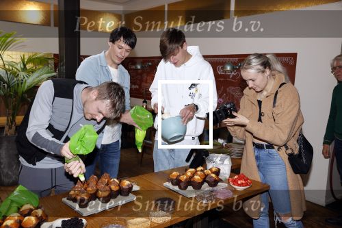 Hilversum 20 oktober 2021
Boek presentatie Irma Knol met haar zoons Milan Knol Enzo Knol en Sjen Knol . Rutger v d Broek helpt de jongens met koken