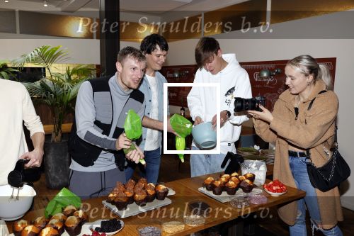 Hilversum 20 oktober 2021
Boek presentatie Irma Knol met haar zoons Milan Knol Enzo Knol en Sjen Knol . Rutger v d Broek helpt de jongens met koken