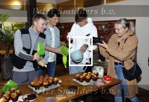 Hilversum 20 oktober 2021
Boek presentatie Irma Knol met haar zoons Milan Knol Enzo Knol en Sjen Knol . Rutger v d Broek helpt de jongens met koken