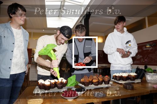 Hilversum 20 oktober 2021
Boek presentatie Irma Knol met haar zoons Milan Knol Enzo Knol en Sjen Knol . Rutger v d Broek helpt de jongens met koken