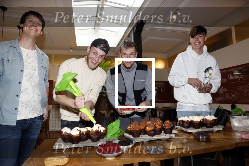 Hilversum 20 oktober 2021
Boek presentatie Irma Knol met haar zoons Milan Knol Enzo Knol en Sjen Knol . Rutger v d Broek helpt de jongens met koken