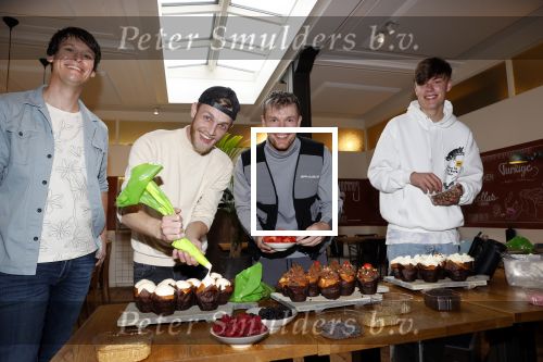 Hilversum 20 oktober 2021
Boek presentatie Irma Knol met haar zoons Milan Knol Enzo Knol en Sjen Knol . Rutger v d Broek helpt de jongens met koken