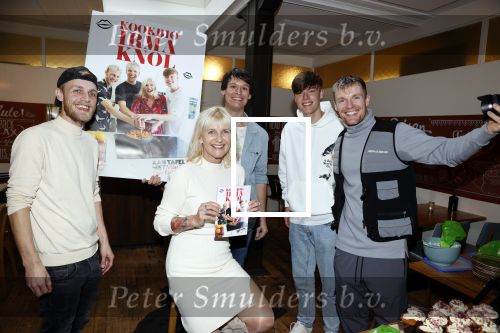 Hilversum 20 oktober 2021
Boek presentatie Irma Knol met haar zoons Milan Knol Enzo Knol en Sjen Knol . Rutger v d Broek helpt de jongens met koken