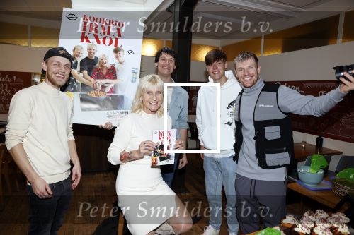 Hilversum 20 oktober 2021
Boek presentatie Irma Knol met haar zoons Milan Knol Enzo Knol en Sjen Knol . Rutger v d Broek helpt de jongens met koken