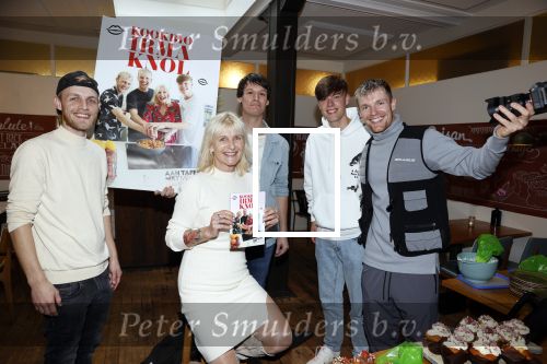 Hilversum 20 oktober 2021
Boek presentatie Irma Knol met haar zoons Milan Knol Enzo Knol en Sjen Knol . Rutger v d Broek helpt de jongens met koken