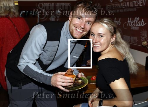 Hilversum 20 oktober 2021
Boek presentatie Irma Knol met haar zoons Milan Knol Enzo Knol en Sjen Knol . Enzo met zijn vriendin Myron Koops