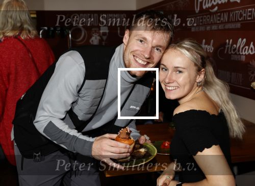 Hilversum 20 oktober 2021
Boek presentatie Irma Knol met haar zoons Milan Knol Enzo Knol en Sjen Knol . Enzo met zijn vriendin Myron Koops