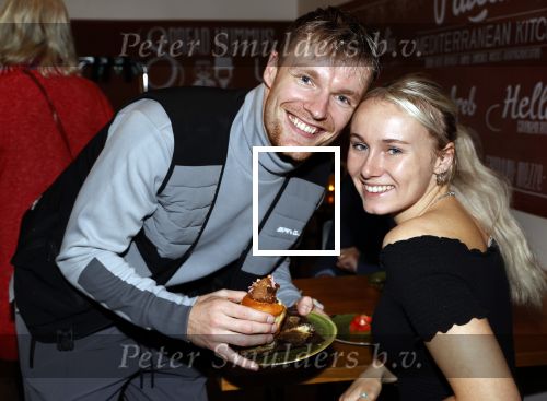 Hilversum 20 oktober 2021
Boek presentatie Irma Knol met haar zoons Milan Knol Enzo Knol en Sjen Knol . Enzo met zijn vriendin Myron Koops