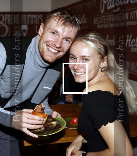 Hilversum 20 oktober 2021
Boek presentatie Irma Knol met haar zoons Milan Knol Enzo Knol en Sjen Knol . Enzo met zijn vriendin Myron Koops