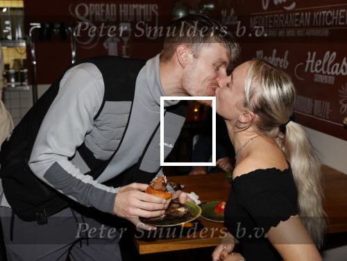 Hilversum 20 oktober 2021
Boek presentatie Irma Knol met haar zoons Milan Knol Enzo Knol en Sjen Knol . Enzo met zijn vriendin Myron Koops