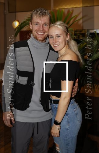 Hilversum 20 oktober 2021
Boek presentatie Irma Knol met haar zoons Milan Knol Enzo Knol en Sjen Knol . Enzo met zijn vriendin Myron Koops