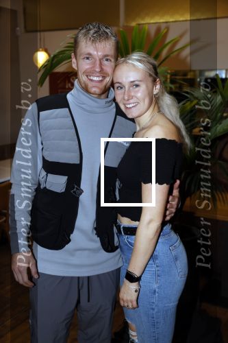 Hilversum 20 oktober 2021
Boek presentatie Irma Knol met haar zoons Milan Knol Enzo Knol en Sjen Knol . Enzo met zijn vriendin Myron Koops