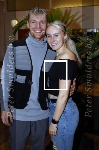 Hilversum 20 oktober 2021
Boek presentatie Irma Knol met haar zoons Milan Knol Enzo Knol en Sjen Knol . Enzo met zijn vriendin Myron Koops
