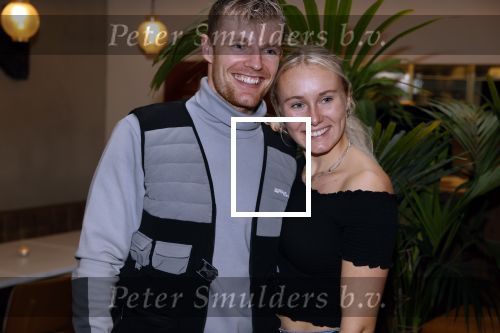 Hilversum 20 oktober 2021
Boek presentatie Irma Knol met haar zoons Milan Knol Enzo Knol en Sjen Knol . Enzo met zijn vriendin Myron Koops