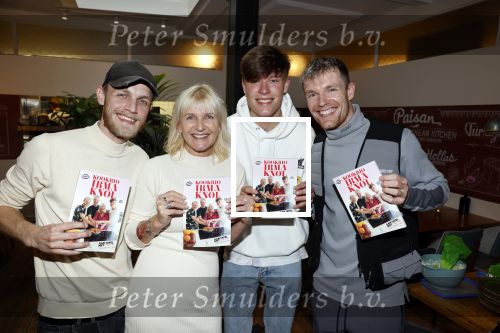 Hilversum 20 oktober 2021
Boek presentatie Irma Knol met haar zoons Milan Knol Enzo Knol en Sjen Knol