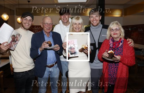 Hilversum 20 oktober 2021
Boek presentatie Irma Knol met haar zoons Milan Knol Enzo Knol en Sjen Knol . De ouders van Irma