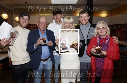 Hilversum 20 oktober 2021
Boek presentatie Irma Knol met haar zoons Milan Knol Enzo Knol en Sjen Knol . De ouders van Irma