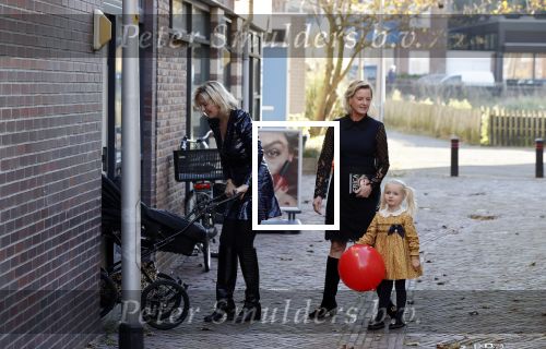 Noordwijk 28 oktober 2021
Boekrpresentatie van Erica Meiland in de winkel van Montana. Aanwezig Martien Meiland Maxime Meiland met claire en Vive. Ook Montana en haar vriend Dirk Hoogstraten zijn er natuurlijk. Erica geeft het boek dat geschreven is door Jan Dijkgraaf aan haar 92 jarige moeder.