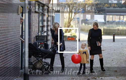 Noordwijk 28 oktober 2021
Boekrpresentatie van Erica Meiland in de winkel van Montana. Aanwezig Martien Meiland Maxime Meiland met claire en Vive. Ook Montana en haar vriend Dirk Hoogstraten zijn er natuurlijk. Erica geeft het boek dat geschreven is door Jan Dijkgraaf aan haar 92 jarige moeder.