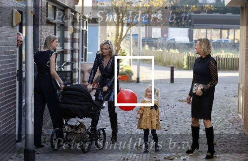 Noordwijk 28 oktober 2021
Boekrpresentatie van Erica Meiland in de winkel van Montana. Aanwezig Martien Meiland Maxime Meiland met claire en Vive. Ook Montana en haar vriend Dirk Hoogstraten zijn er natuurlijk. Erica geeft het boek dat geschreven is door Jan Dijkgraaf aan haar 92 jarige moeder.