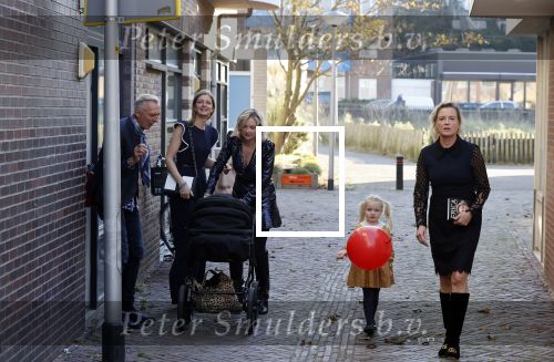 Noordwijk 28 oktober 2021
Boekrpresentatie van Erica Meiland in de winkel van Montana. Aanwezig Martien Meiland Maxime Meiland met claire en Vive. Ook Montana en haar vriend Dirk Hoogstraten zijn er natuurlijk. Erica geeft het boek dat geschreven is door Jan Dijkgraaf aan haar 92 jarige moeder.