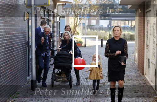 Noordwijk 28 oktober 2021
Boekrpresentatie van Erica Meiland in de winkel van Montana. Aanwezig Martien Meiland Maxime Meiland met claire en Vive. Ook Montana en haar vriend Dirk Hoogstraten zijn er natuurlijk. Erica geeft het boek dat geschreven is door Jan Dijkgraaf aan haar 92 jarige moeder.
