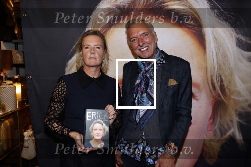 Noordwijk 28 oktober 2021
Boekrpresentatie van Erica Meiland in de winkel van Montana. Aanwezig Martien Meiland Maxime Meiland met claire en Vive. Ook Montana en haar vriend Dirk Hoogstraten zijn er natuurlijk. Erica geeft het boek dat geschreven is door Jan Dijkgraaf aan haar 92 jarige moeder.