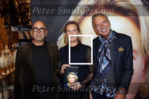 Noordwijk 28 oktober 2021
Boekrpresentatie van Erica Meiland in de winkel van Montana. Aanwezig Martien Meiland Maxime Meiland met claire en Vive. Ook Montana en haar vriend Dirk Hoogstraten zijn er natuurlijk. Erica geeft het boek dat geschreven is door Jan Dijkgraaf aan haar 92 jarige moeder.