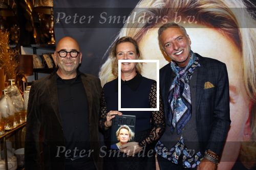 Noordwijk 28 oktober 2021
Boekrpresentatie van Erica Meiland in de winkel van Montana. Aanwezig Martien Meiland Maxime Meiland met claire en Vive. Ook Montana en haar vriend Dirk Hoogstraten zijn er natuurlijk. Erica geeft het boek dat geschreven is door Jan Dijkgraaf aan haar 92 jarige moeder.