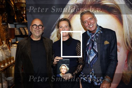 Noordwijk 28 oktober 2021
Boekrpresentatie van Erica Meiland in de winkel van Montana. Aanwezig Martien Meiland Maxime Meiland met claire en Vive. Ook Montana en haar vriend Dirk Hoogstraten zijn er natuurlijk. Erica geeft het boek dat geschreven is door Jan Dijkgraaf aan haar 92 jarige moeder.