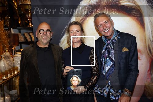 Noordwijk 28 oktober 2021
Boekrpresentatie van Erica Meiland in de winkel van Montana. Aanwezig Martien Meiland Maxime Meiland met claire en Vive. Ook Montana en haar vriend Dirk Hoogstraten zijn er natuurlijk. Erica geeft het boek dat geschreven is door Jan Dijkgraaf aan haar 92 jarige moeder.