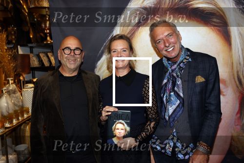 Noordwijk 28 oktober 2021
Boekrpresentatie van Erica Meiland in de winkel van Montana. Aanwezig Martien Meiland Maxime Meiland met claire en Vive. Ook Montana en haar vriend Dirk Hoogstraten zijn er natuurlijk. Erica geeft het boek dat geschreven is door Jan Dijkgraaf aan haar 92 jarige moeder.