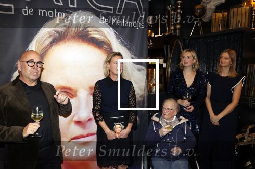 Noordwijk 28 oktober 2021
Boekrpresentatie van Erica Meiland in de winkel van Montana. Aanwezig Martien Meiland Maxime Meiland met claire en Vive. Ook Montana en haar vriend Dirk Hoogstraten zijn er natuurlijk. Erica geeft het boek dat geschreven is door Jan Dijkgraaf aan haar 92 jarige moeder.
