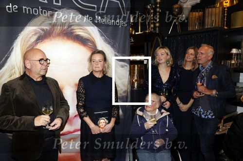 Noordwijk 28 oktober 2021
Boekrpresentatie van Erica Meiland in de winkel van Montana. Aanwezig Martien Meiland Maxime Meiland met claire en Vive. Ook Montana en haar vriend Dirk Hoogstraten zijn er natuurlijk. Erica geeft het boek dat geschreven is door Jan Dijkgraaf aan haar 92 jarige moeder.